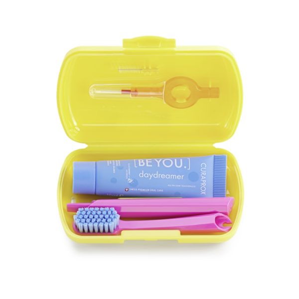 Curaprox Travel Set Πακέτο Στοματικής Υγιεινής Ταξιδίου με Οδοντόκρεμα 10ml, Οδοντόβουρτσα Πτυσσόμενη, Μεσοδόντιο Βουρτσάκι Καθαρισμού & Κουτί Μεταφοράς, 1τεμ.